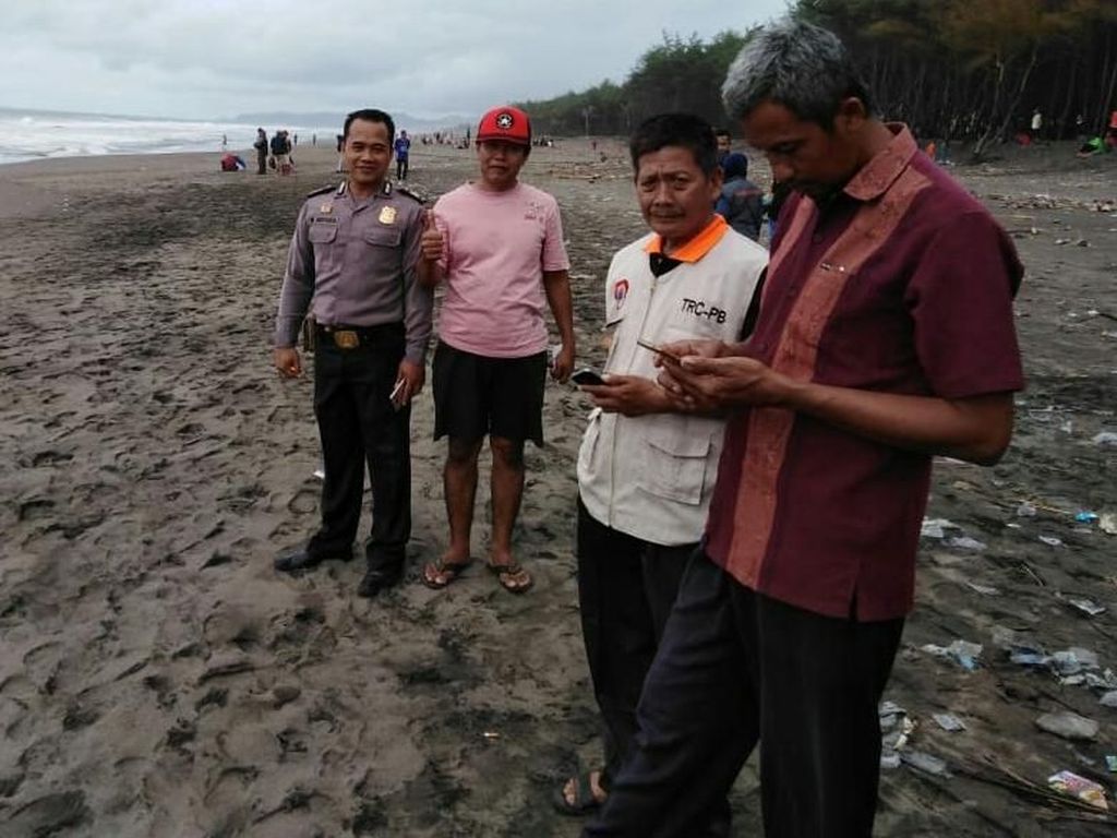 4 Remaja Masjid Hilang Terseret Ombak Pantai Pandan Kuning Kebumen 4 Remaja Masjid Hilang Terseret Ombak Pantai Pandan Kuning Kebumen