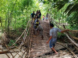 Jembatan Ambruk Diterjang Banjir,  Akses 2 Desa di Bojonegoro Putus