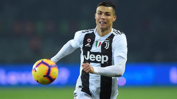 Cristiano Ronaldo bukan hanya hobi koleksi barang mewah, ia juga jadi duta merek barang-barang mewah. (