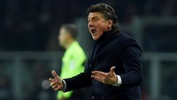 Frustrasinya pelatih Torino Walter Mazzarri. Mazzarri meyakini timnya tak pantas kalah dan berhak atas penalti usai pelanggaran yang dilakukan bek Juve Alex Sandro. Foto: Reuters