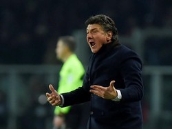 Frustrasinya pelatih Torino Walter Mazzarri. Mazzarri meyakini timnya tak pantas kalah dan berhak atas penalti usai pelanggaran yang dilakukan bek Juve Alex Sandro. Foto: Reuters