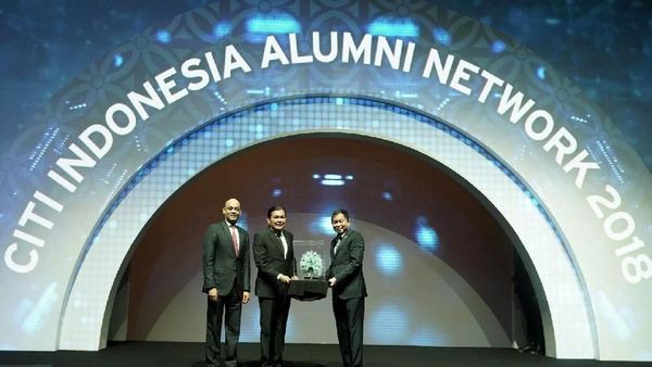 Gita Wirjawan Diganjar Penghargaan Atas Dedikasinya