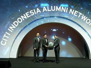 Gita Wirjawan Diganjar Penghargaan Atas Dedikasinya