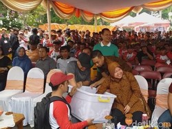 Masih Cedera Kaki, Risma Tetap Hadiri Acara Pesta Cak Kun