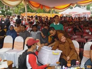 Masih Cedera Kaki, Risma Tetap Hadiri Acara Pesta Cak Kun Masih Cedera Kaki, Risma Tetap Hadiri Acara Pesta Cak Kun