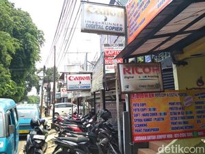 Digempur Era Digital, Berapa Omzet Tukang Ngeprint Depan Kampus?