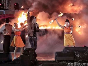 Main Api Sambil Nyanyi Jadi Pengalaman Baru Slank di HUT Transmedia