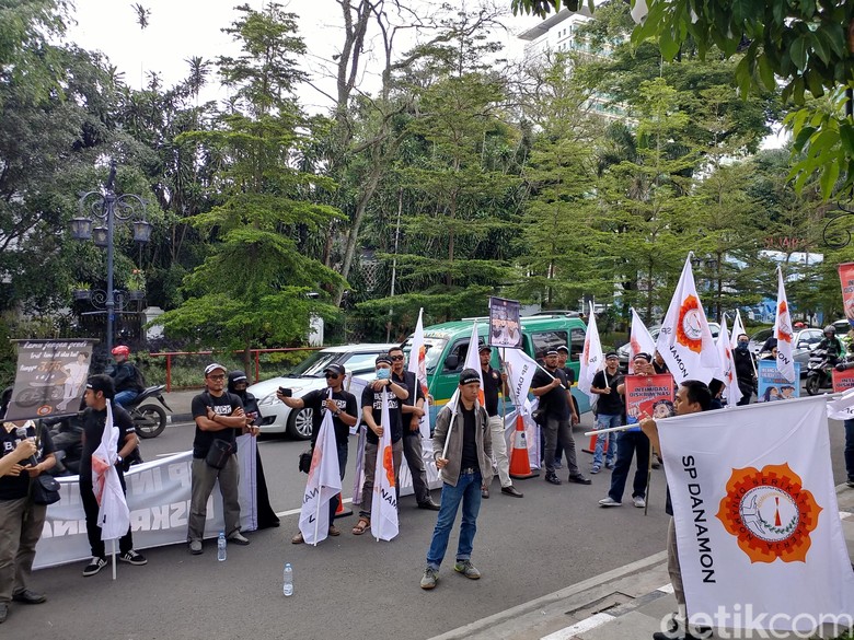Serikat Pekerja Bank di Bandung Minta Kabulkan Sepultura Serikat Pekerja Bank di Bandung Minta Kabulkan Sepultura