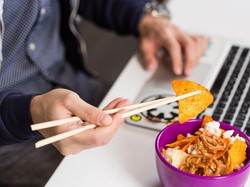 Cara Memakai Sumpit untuk Pemula dan Etika Penggunaannya