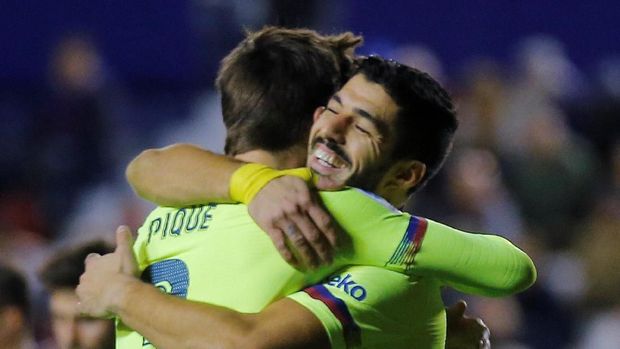Gerard Pique merayakan gol yang dia buat bersama Luis Suarez