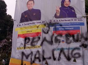 Atribut NasDem Dirusak Usai Warga Rayakan OTT Bupati Cianjur Atribut NasDem Dirusak Usai Warga Rayakan OTT Bupati Cianjur