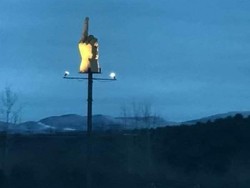 Kisah Pria yang Mengutuk Kotanya dengan Patung Jari Tengah