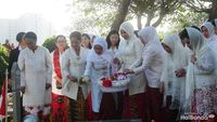 Khusyuknya Doa Iriana Jokowi Saat Kunjungi Taman Makam Pahlawan