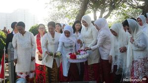 Khusyuknya Doa Iriana Jokowi Saat Kunjungi Taman Makam Pahlawan