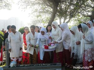 Khusyuknya Doa Iriana Jokowi Saat Kunjungi Taman Makam Pahlawan