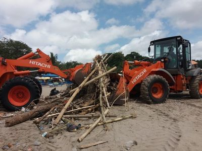 100 Ton Sampah yang Kepung Kuta Bali Dibersihkan
