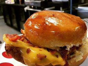 Donat Creme Brulee Isi Ayam Goreng Tepung, Kayak Apa Rasanya?