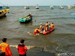 Telusuri Mayat Mengambang, Tim SAR Situbondo Lakukan Pencarian