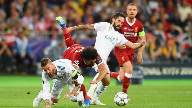 KIEV, UKRAINE - MAY 26:  Mohamed Salah of Liverpool falls and lands on his shoulder after a collision with Sergio Ramos of Real Madrid, leading to him going off injured during the UEFA Champions League Final between Real Madrid and Liverpool at NSC Olimpiyskiy Stadium on May 26, 2018 in Kiev, Ukraine.  (Photo by Michael Regan/Getty Images)