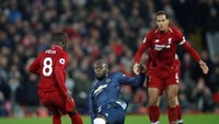 Romelu Lukaku tak bisa apa-apa di laga ini kecuali mencuri headline lewat tekel ke arah Naby Keita yang berujung kartu kuning. (Carl Recine/Reuters)