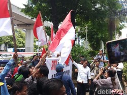Massa Demo Tuntut Negara Segera Rampas Gedung Granadi