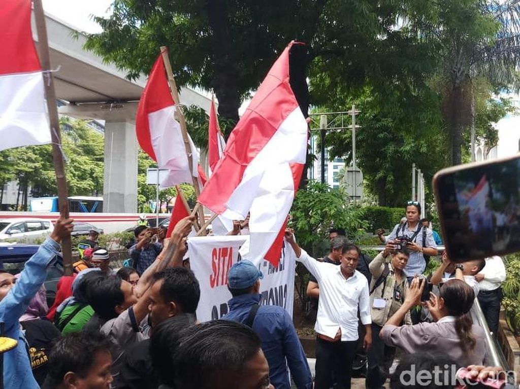 Massa Demo Tuntut Negara Segera Rampas Gedung Granadi Massa Demo Tuntut Negara Segera Rampas Gedung Granadi