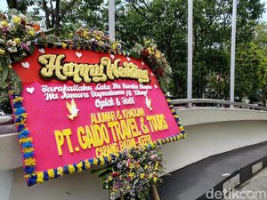 Karangan Bunga Mulai Terlihat di Lokasi Nikahan Opick-Bebi Karangan Bunga Mulai Terlihat di Lokasi Nikahan Opick-Bebi