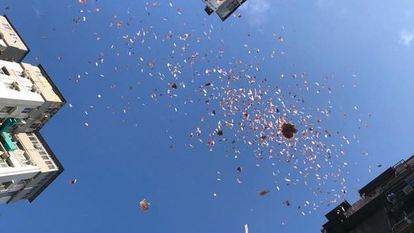 Hebohnya Hujan Uang di Jalanan Hong Kong