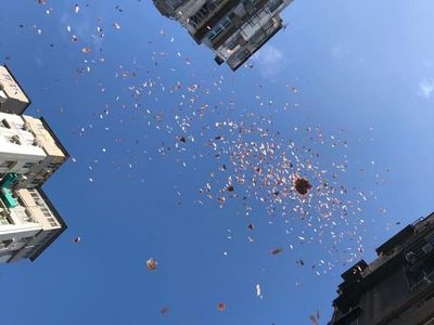 Hebohnya Hujan Uang di Jalanan Hong Kong
