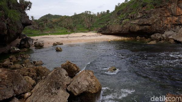 Foto: Pantai Toroudan Gunungkidul yang Tenang dan Tersembunyi