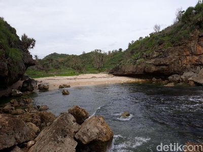 Foto: Pantai Toroudan Gunungkidul yang Tenang dan Tersembunyi