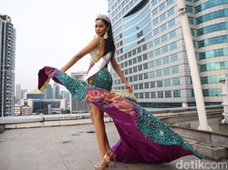 Si Cantik Wilda Situngkir yang Lihai Naik Motor Bebek