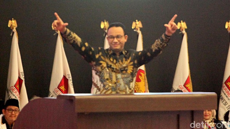 Buntut Panjang Salam 2 Jari Anies di Konfernas Gerindra