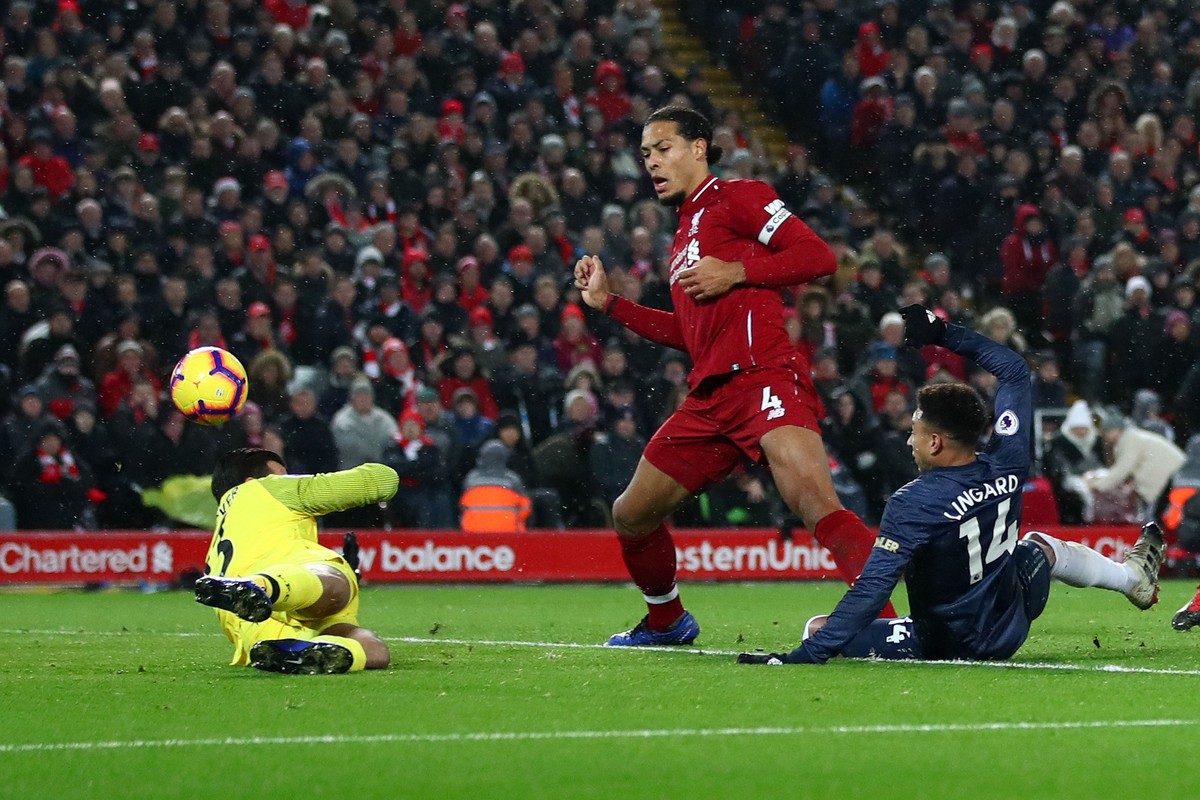 Pemain-pemain Liverpool enggan mengkritik Alisson usai blunder. (Foto: Clive Brunskill/Getty Images)