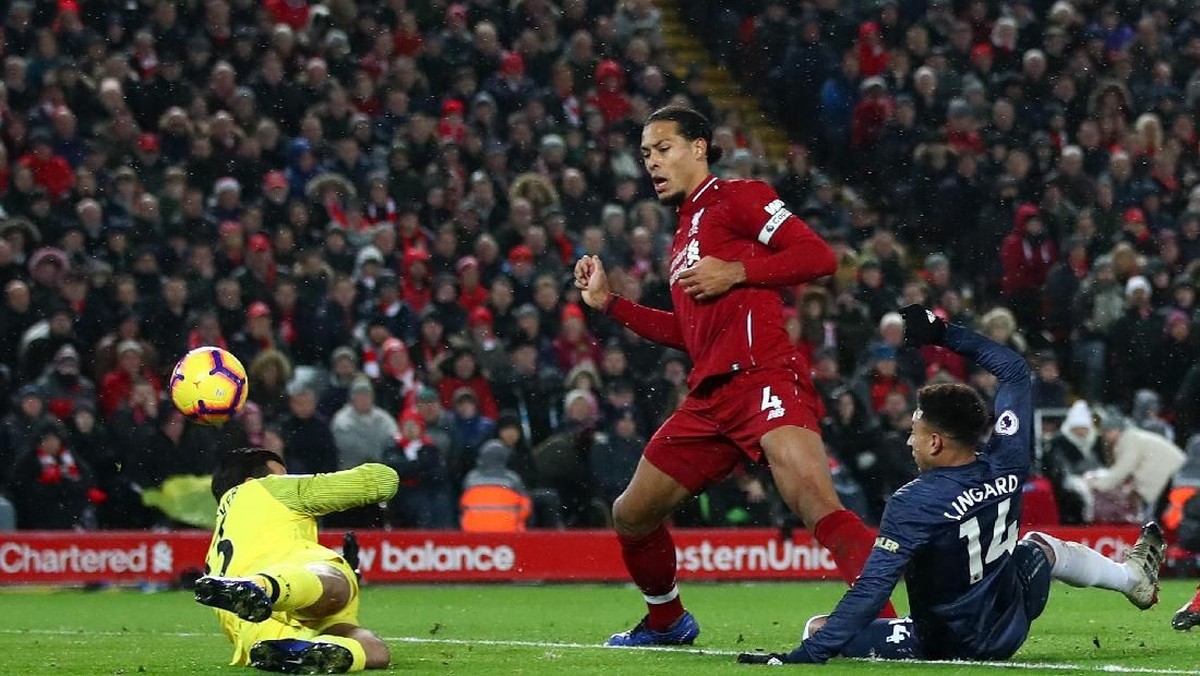 Alisson Becker melakukan blunder yang membuat MU mencetak gol penyama kedudukan (Clive Brunskill/Getty Images)