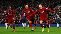 Shaqiri merayakan golnya ke gawang Manchester United yang sempat mengenai Ashley Young sebelum menjebol jala David de Gea. (Phil Noble/Reuters)