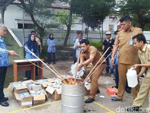 18 Ribu e-KTP Rusak di Ciamis Dimusnahkan 18 Ribu e-KTP Rusak di Ciamis Dimusnahkan