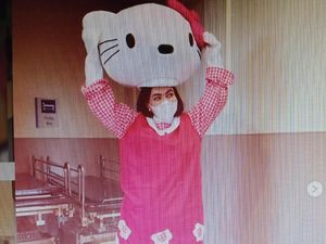 Haru! Aksi Denada Jadi Hello Kitty Demi Anak yang Sakit