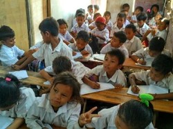 Mengintip Kehidupan Anak-anak Desa Komodo