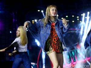 Pesona si Seksi Hyoyeon di HUT Transmedia