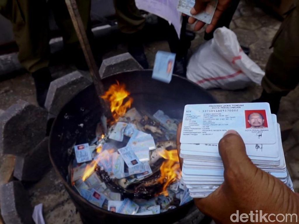 23.303 e-KTP Invalid di Kabupaten Pekalongan Dimusnahkan 23.303 e-KTP Invalid di Kabupaten Pekalongan Dimusnahkan