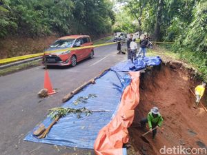 Longsor di Jalur Ciamis-Cirebon, Warga Buka Tutup Arus Lalin