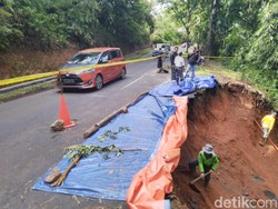 Longsor di Jalur Ciamis-Cirebon, Warga Buka Tutup Arus Lalin