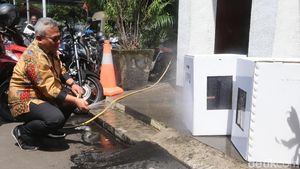 Ketua KPU Semprot Kardus Kotak Suara dengan Air, Hasilnya?