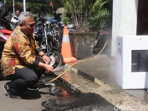Pembuktian! Kotak Suara Kardus Tak Rusak Disemprot Air dan Diduduki Pembuktian! Kotak Suara Kardus Tak Rusak Disemprot Air dan Diduduki