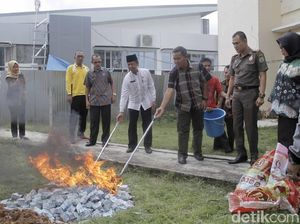 Ramai-ramai Musnahkan e-KTP Invalid di Berbagai Penjuru RI