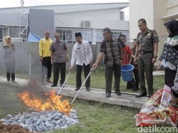 Ramai-ramai Musnahkan e-KTP Invalid di Berbagai Penjuru RI
