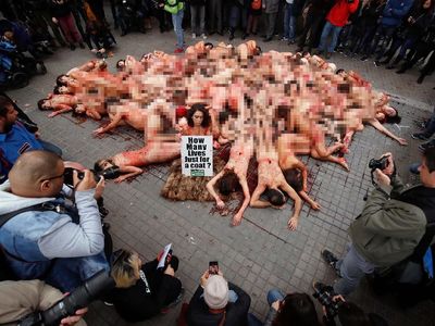 Aktivis di Barcelona Demo Bugil Tolak Mantel Bulu