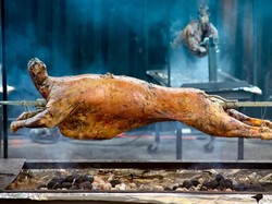 Ada Ada Aja! Pria Ini Protes Upah Minimum dengan Bandingan Harga Kambing Guling