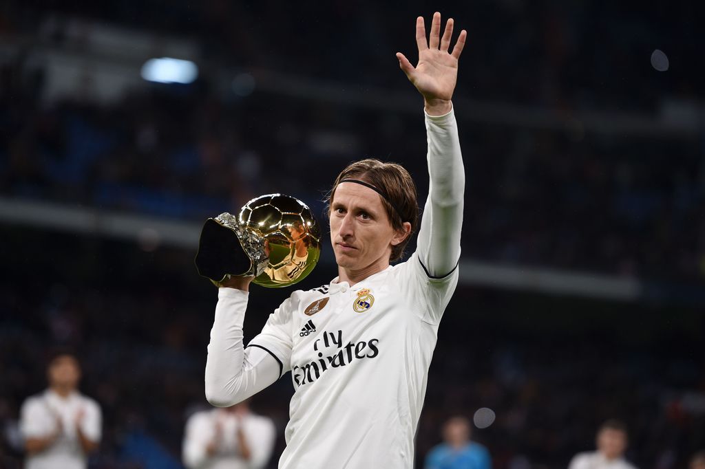 MADRID, SPAIN - DECEMBER 15:  Luka Modric of Real Madrid presents his Ballon d'Or Trophy to the crowd prior to the La Liga match between Real Madrid CF and Rayo Vallecano de Madrid at Estadio Santiago Bernabeu on December 15, 2018 in Madrid, Spain.  (Photo by Denis Doyle/Getty Images)